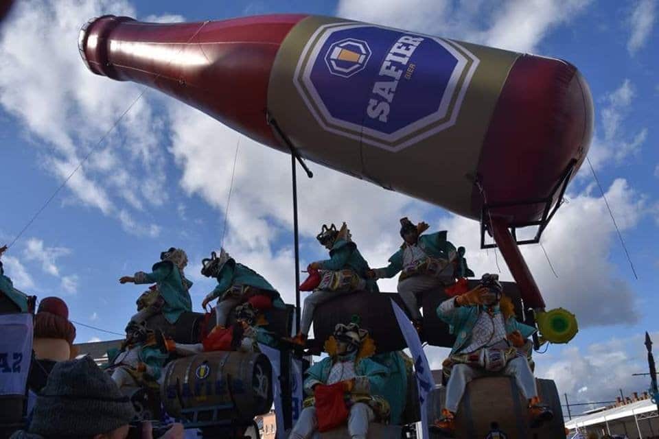 Aufblasbarer Werbeträger einer Flasche