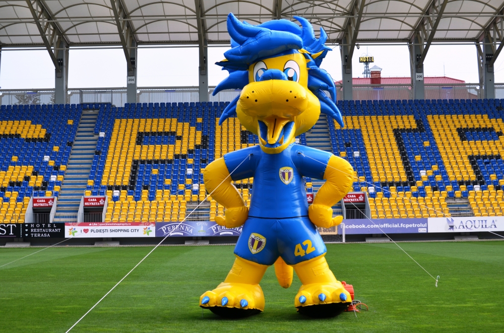 Custom Lion Mascot – by Promo Bears (1) Aufblasbares Löwenmaskottchen für Fußballclub hergestellt von Promo Bears