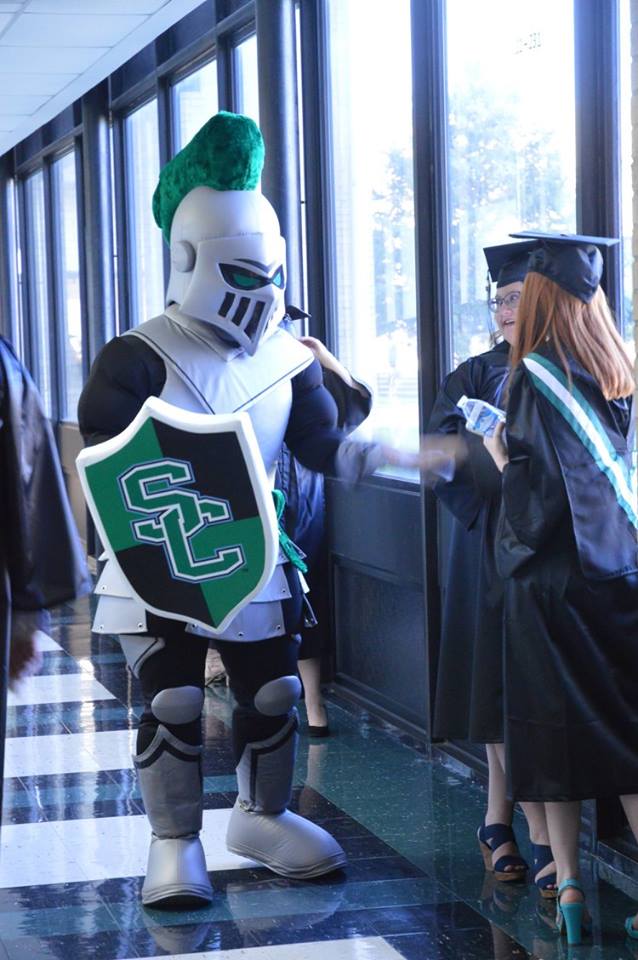 Seward County Community College – Louie the Saint (3) Ritter-Maskottchen des Seward County Community College im Gespräch mit Studenten