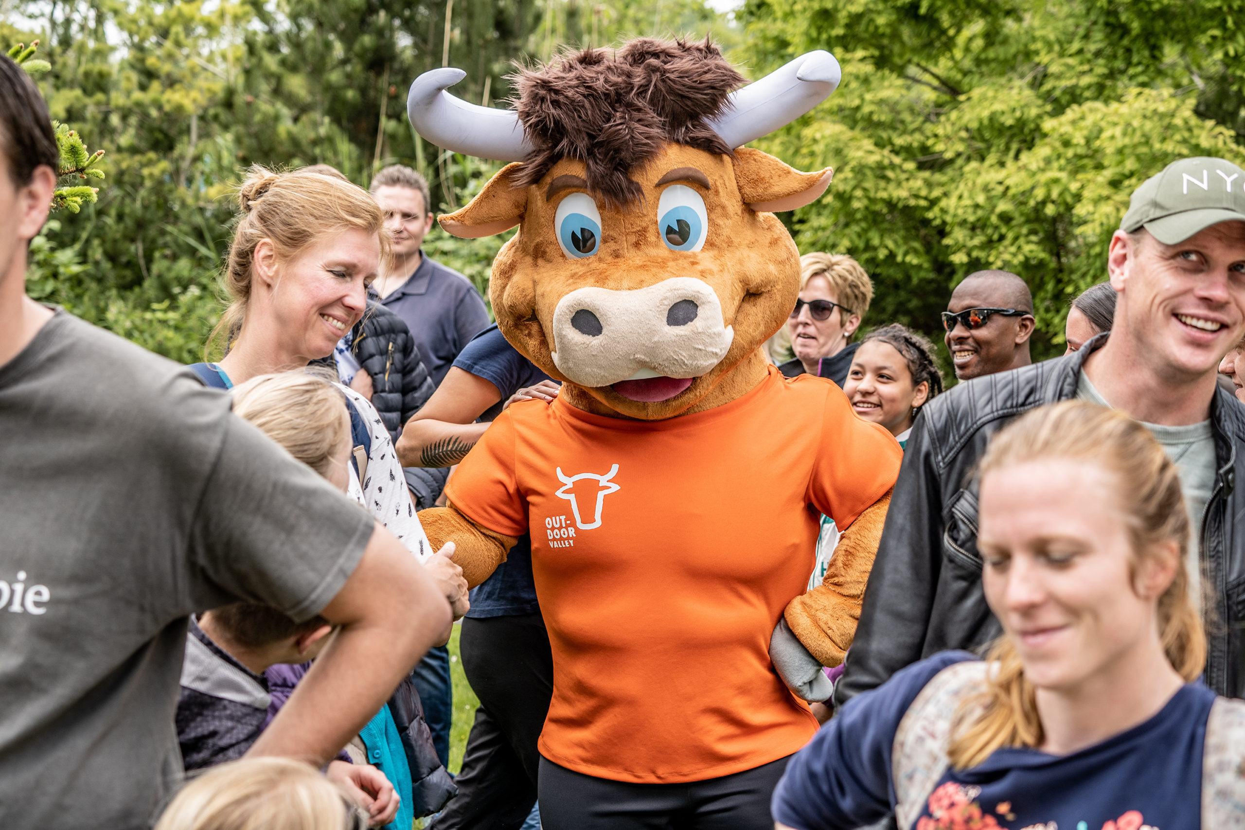 Bull mascot costume Sportliches Stier-Maskottchen von Promo Bears bei Sportveranstaltung.
