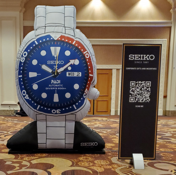 Custom-Inflatable-Product-Replica-Seiko-Watch-Made-by-Promo-Bears Aufblasbare Produktnachbildung einer Uhr als Werbeträger von Promo Bears