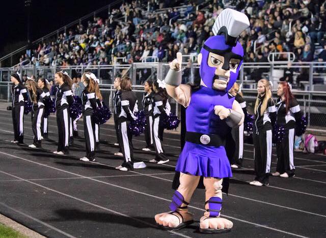 Lakeview High School – Spartan mascot Benutzerdefinierte Spartan Maskottchen Kostüm in von Cheerleader-Gruppe bei einer Sportveranstaltung.