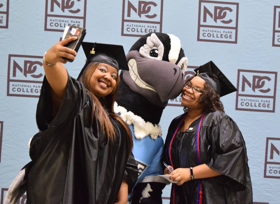 National Park College – Nighthawk – Bird mascot Schulmaskottchen macht Fotos mit Absolventen