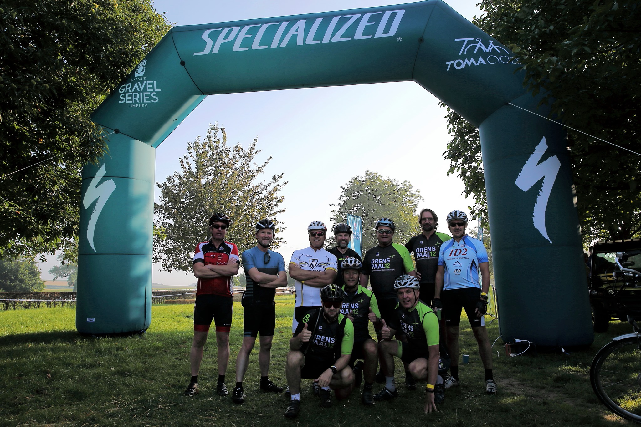 Referenz-Projekt-SPECIALIZED-Oxford-420-D-Aufblasbarer-Torbogen-8.6×5.8-meter-Promo-Bears Aufblasbar Torbogen mit Werbebanner für Laufevents