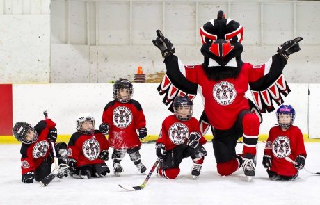 WWFHA – Wild Bird Mascot Vogel-Maskottchen mit Kindern im Eishockey-Outfit