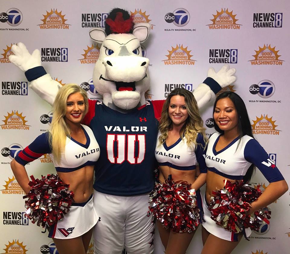 Washington-Valor-Blitz-the-Horse-mascot Weißes Pferd-Maskottchen-Kostüm mit Cheerleadern.