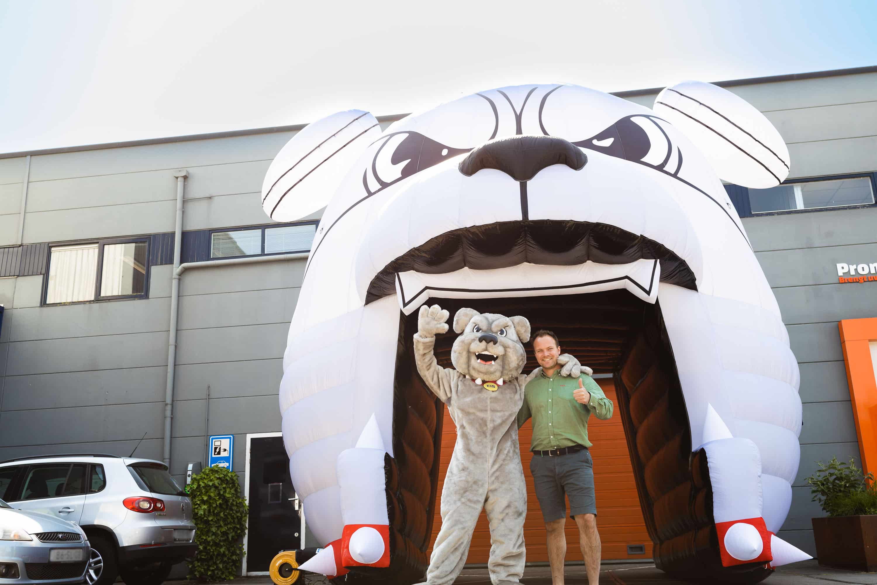 Bulldog inflatable player tunnel with mascot Individueller Spielertunnel Bulldoggenkopf mit Maskottchen und Promo Bears Besitzer