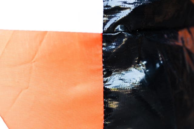 Inflatable Tunnel materials Aufblasbare Tunnelmaterialien - außen Oxford 420 D (links) und innen PVC (rechts)