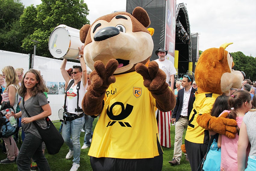 Paul-und-Paula-Maskottchen-in-Aktion-Promo-Bears- Bären Maskottchen individuell hergestellt von Promo Bears für den FC Deutsche Post.