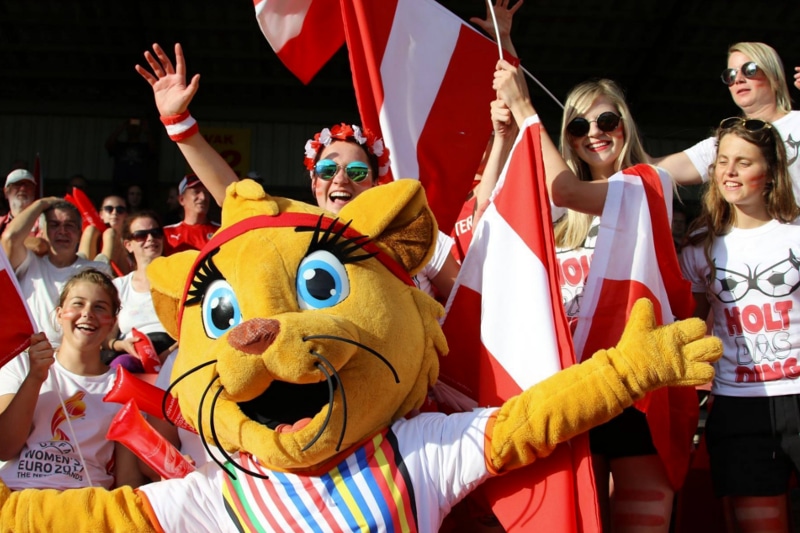 Das offizielle Maskottchen der Fußball Frauen-EM in den Niederlanden, hergestellt von Promo Bears