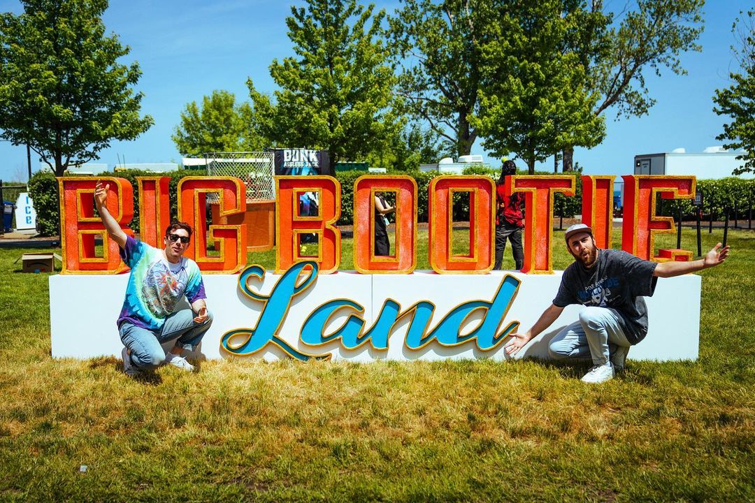 Snapinsta.app_350949443_214822031357363_4542581003494803922_n_1080 Two Friends vor dem Big Bootie Land Unterstützt Von Promo Bears