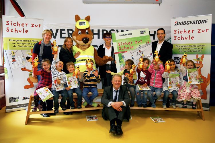 Gruppenfoto Bridgestone Maskottchen Lenni Hergestellt Von Promo Bears