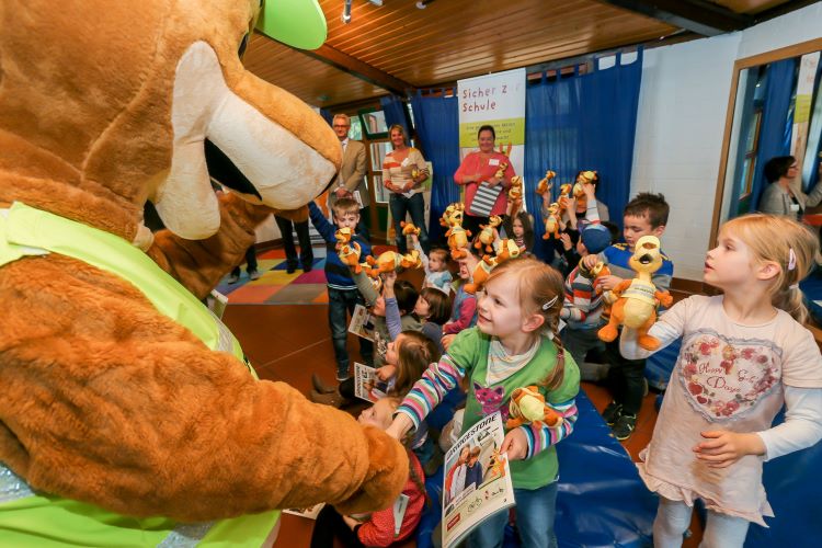 lenni_und_die_kita_kinder Bridgestone Maskottchen Lenni Hergestellt Von Promo Bears