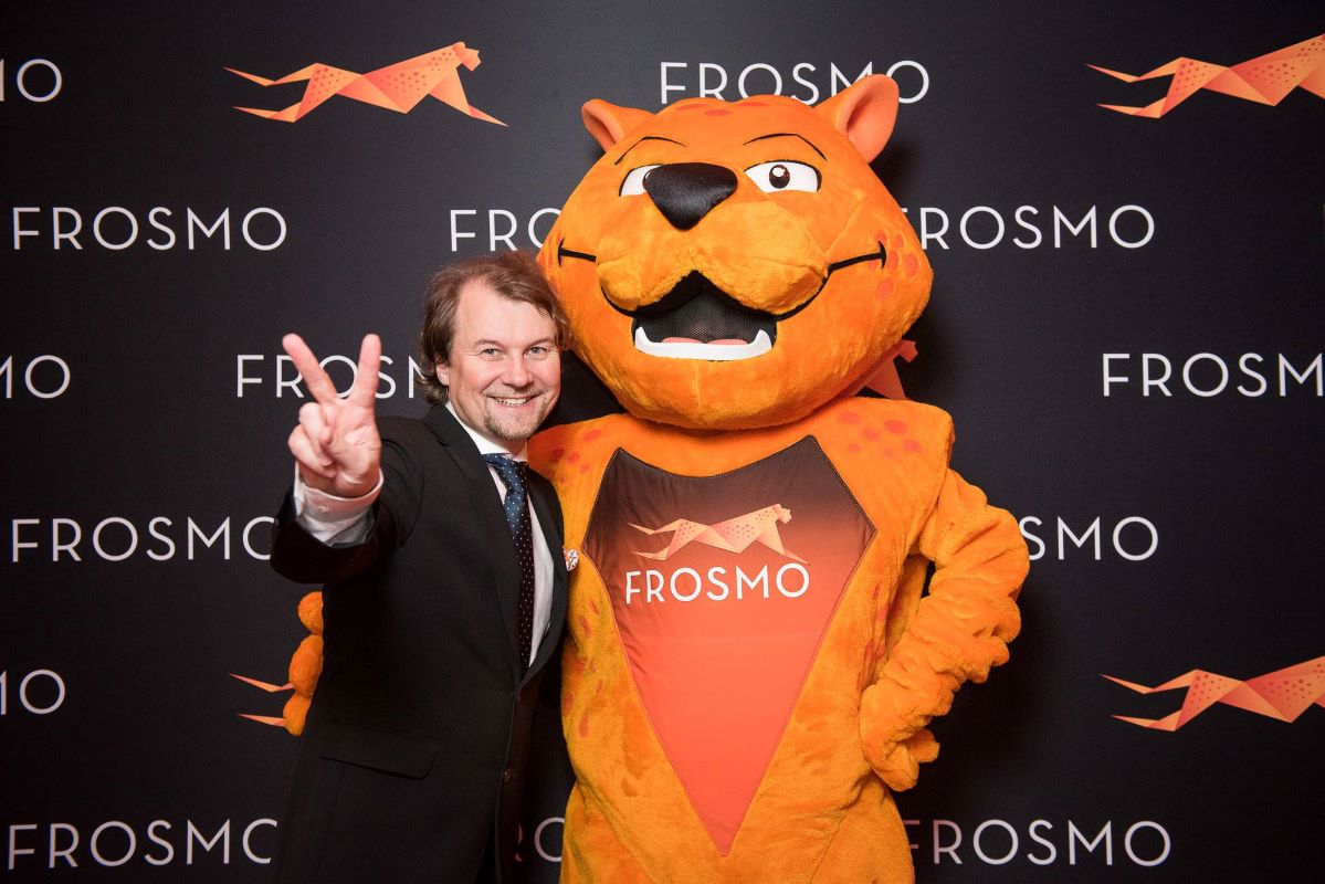 Frosmo-Cheetah-Maskottchen Orangenes Frosmo Maskottchen posiert auf dem roten Teppich