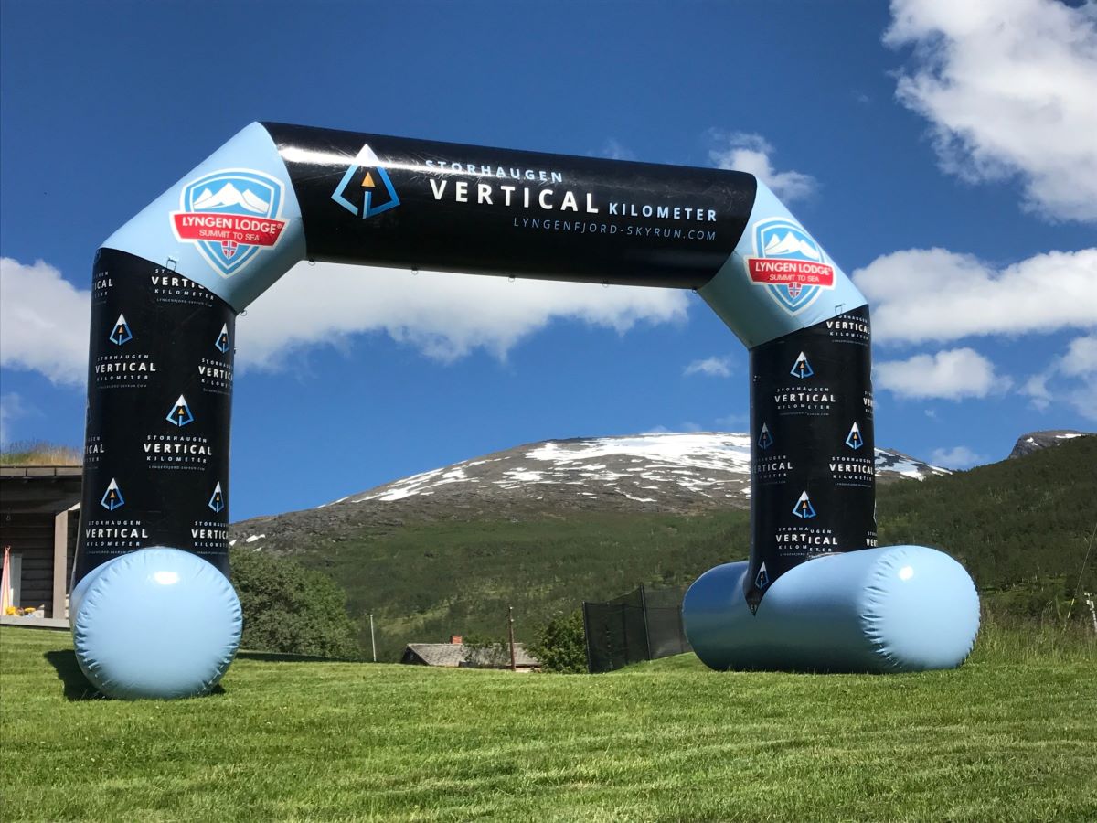 Lyngen-Lodge-Vertical-Kilometer-Norway-Size-6x4x1-meter-tube-diameter-scaled-1 Aufblasbarer Torbogen in eigenem Design hergestellt durch Promo Bears