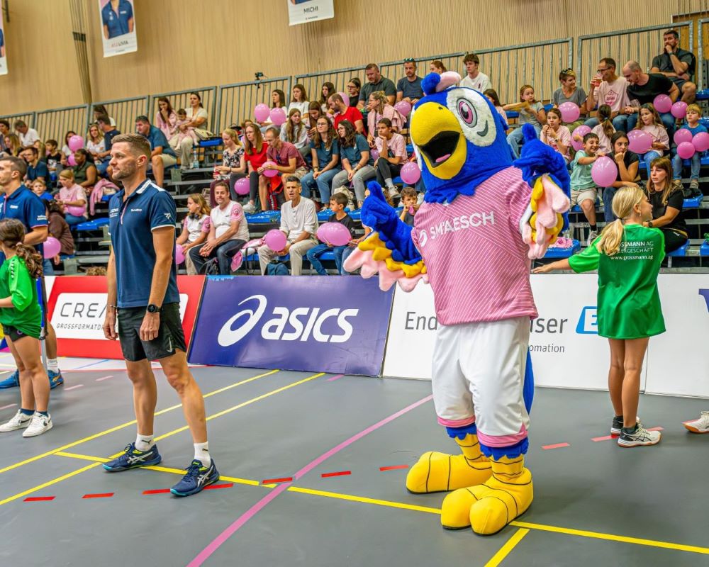 Papagei-Maskottchen-von-Promo-Bears Farbenfrohes Papageienmaskottchen sorgt für Stimmung bei Sportveranstaltung