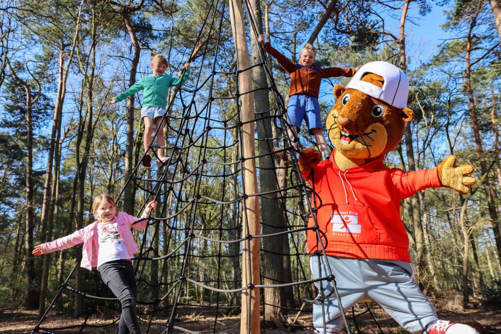 Robin-VZW-Sport-Plush-Mascot Kinder spielen mit einem Freizeipark-Maskottchen