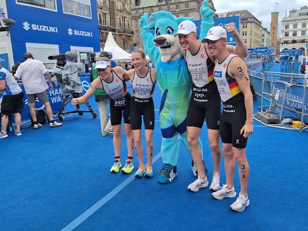 Trinity-Deutsche-Triathlon-Maskottchen-von-PromoBears Das von Promo Bears zum Leben erweckte Maskottchen des deutschen Triathlon-Verbands posiert mit dem deutschen Team