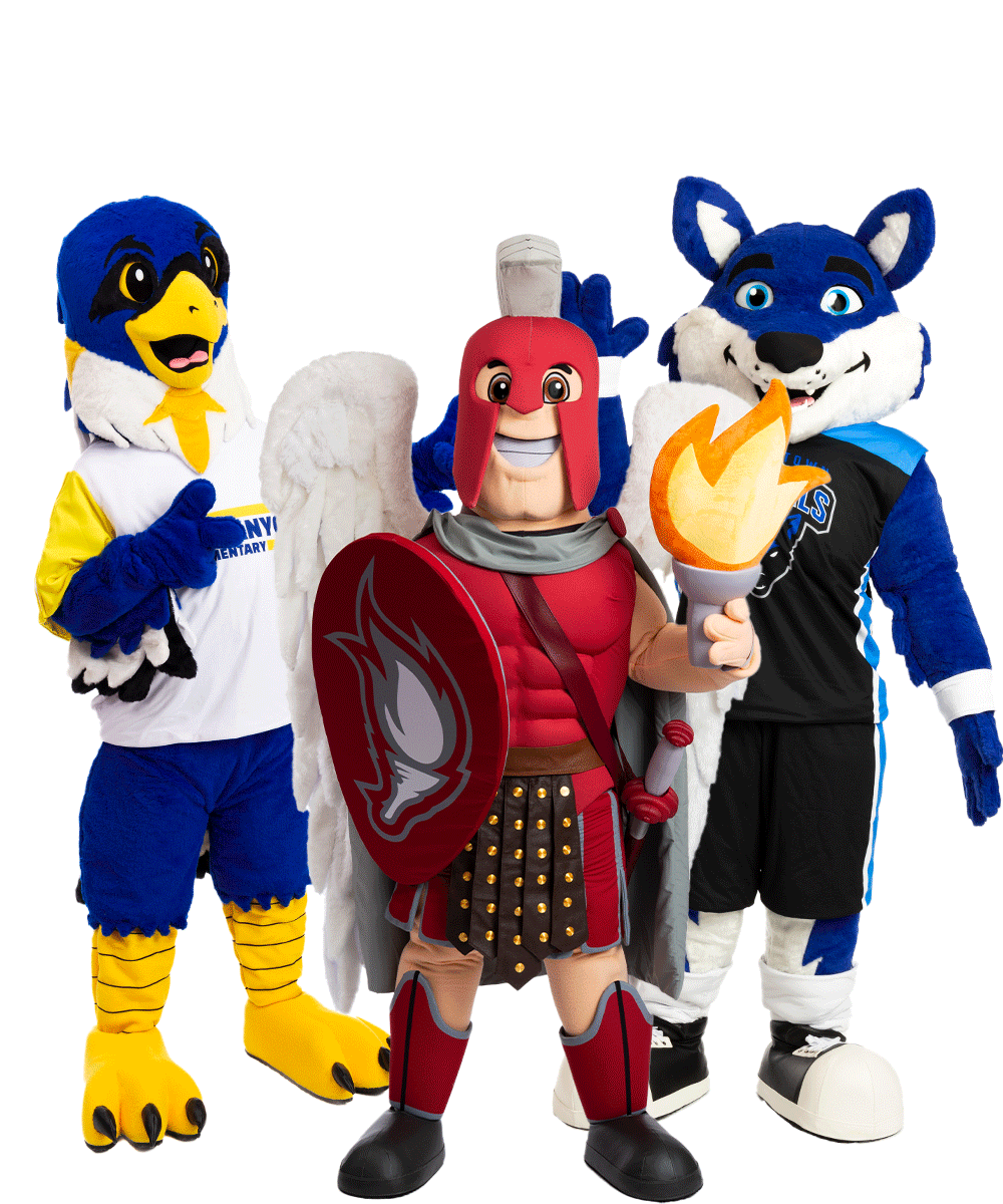School-group Drei individuelle Maskottchen-Kostüme – ein Falke, ein römischer Krieger und ein Wolf – zeigen, wie professionelles Maskottchen-Design Markenidentität lebendig macht.
