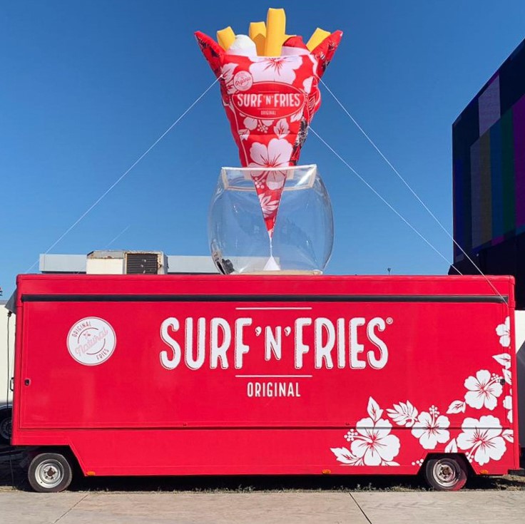 Fries inflatable – Surf’n’Fries_PromoBears-2 Aufblasbare Produktwerbung individuell hergestellt.